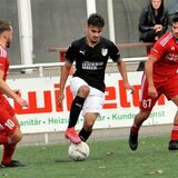 Alexandru-Daniel Chiriac (M.) und BW Alstedde bekommen es am Sonntag mit dem FC Roj zu tun.