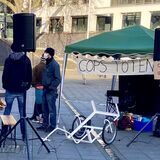 Mitglieder des Solidaritätskreis Mouhamed demonstrierten am Freitag (25.11.) vorm Amtsgericht und stellten sich auf die Seite der Angeklagten.