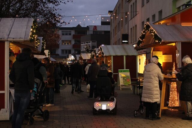 Die Kamener Winterwelt, die am Eröffnungswochenende von einem Adventsmarkt begleitet wird, ist am Freitag eröffnet worden.