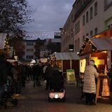 Die Kamener Winterwelt, die am Eröffnungswochenende von einem Adventsmarkt begleitet wird, ist am Freitag eröffnet worden.