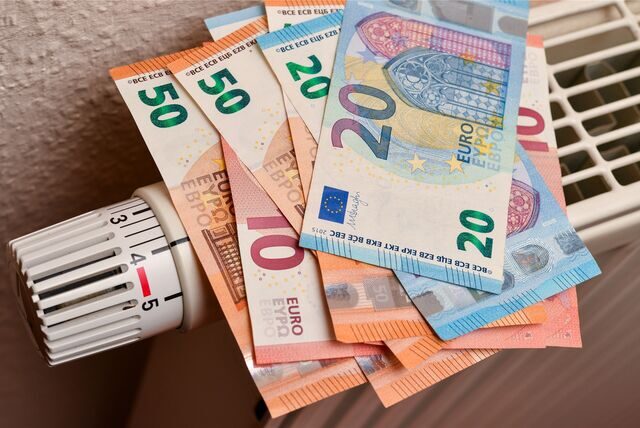 Euroscheine liegen auf einer Heizung in einer Wohnung.