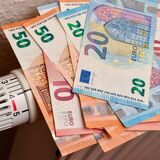 Euroscheine liegen auf einer Heizung in einer Wohnung.