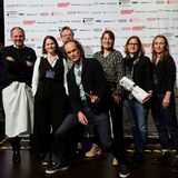 Olaf Schubert (M.) – natürlich im typischen Pullunder – mit dem Team von „Olaf Jagger“ und Kinofest-Leiterin Sonja Hofmann (3.v.r.) in der Cineworld.