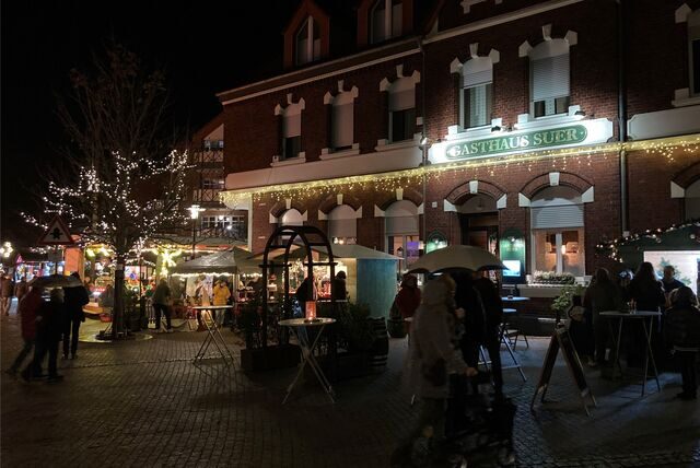 Der Adventsmarkt in Selm lockte zum Start am Freitag (25. November) noch nicht so viele Besucher an.
