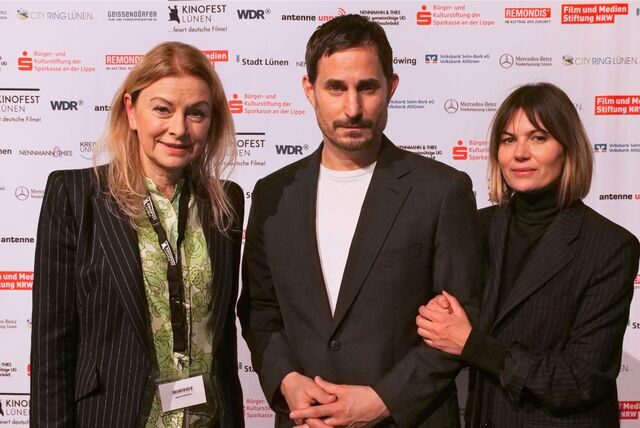 Clemens Schick, eingerahmt von Drehbuchautorin Jeanne Tremsal, die in dem Film ihre eigene Geschichte erzählt, und Dr. Anke Höwing vom Kinofest-Ehrenrat, die mit Jeanne Tremsal befreundet ist.
