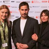 Clemens Schick, eingerahmt von Drehbuchautorin Jeanne Tremsal, die in dem Film ihre eigene Geschichte erzählt, und Dr. Anke Höwing vom Kinofest-Ehrenrat, die mit Jeanne Tremsal befreundet ist.