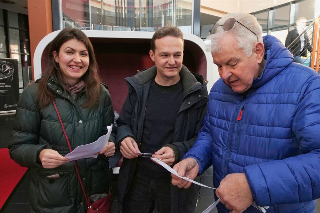 Natalie Rupp (v.l.) übersetzte im Kinosaal, hier mit ihrem Mann Ingmar und Johannes Bergmeyer vom Café Neuland im Kinofoyer.
