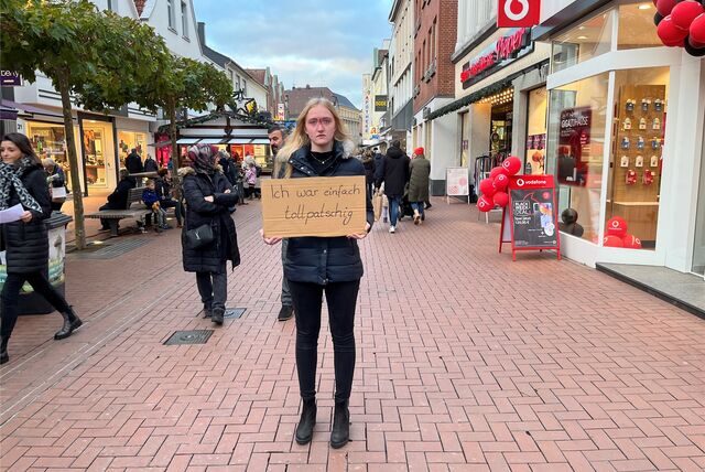 Mit geschminkten Verletzungen wollte Helene Kreyenbaum zusammen mit anderen jungen Frauen in der Lüner Innenstadt für das Thema Gewalt an Frauen sensibilisieren.