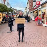 Mit geschminkten Verletzungen wollte Helene Kreyenbaum zusammen mit anderen jungen Frauen in der Lüner Innenstadt für das Thema Gewalt an Frauen sensibilisieren.