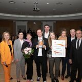 Matthias Besenfelder, Vorstand der Brockhaus AG, mit seinen Mitarbeiterinnen Marie Sonne, Maria Beerwerth und Katy Spalek. Die Lüner Firma gewann den Interkulturellen Wirtschaftspreis 2022.