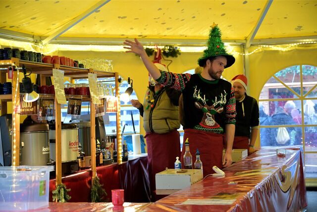 Zum Auftakt des Adventsmarkts in Werne überraschte so mancher mit einem kreativen Outfit.