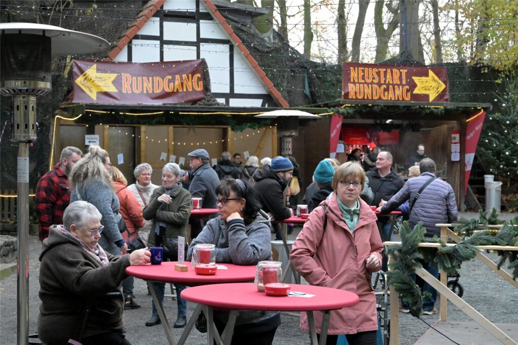 Wer einen guten Überblick über den Adventsmarkt bekommen will, macht einen Rundgang. Wer einen guten Überblick über den Adventsmarkt bekommen will, macht einen Rundgang.
