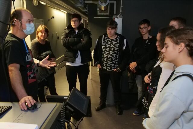 Die vier Schülerjuroren, ihre Mentorin Julia Schmidt, die Tochter von Moderatorin Antje Knapp und die junge Schauspielerin Lisa Marie Trense besuchten Ralf Möllenhoff (l.) im Projektionsraum der Cineworld und ließen sich die Technik erklären.