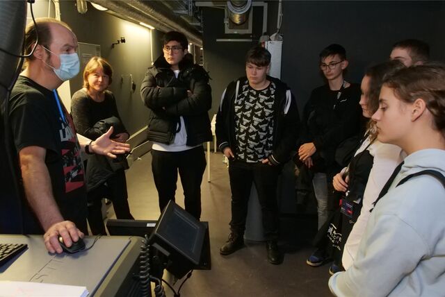 Die vier Schülerjuroren, ihre Mentorin Julia Schmidt, die Tochter von Moderatorin Antje Knapp und die junge Schauspielerin Lisa Marie Trense besuchten Ralf Möllenhoff (l.) im Projektionsraum der Cineworld und ließen sich die Technik erklären.