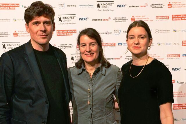 Kinofestleiterin Sonja Hofmann (M.) freute sich über den Besuch von Drehbuchautor Florian Plumeyer und Regisseurin Katharina Woll, die ihren Film „Alle wollen geliebt werden“ vorstellten.