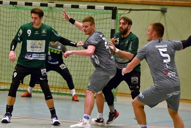 Paul Schuchtmann (l.) und Bastian Herold (r.) verteidigten gegen Isselhorst mit viel Energie. Die Belohnung: der dritte Heimsieg für den SuS Oberaden.