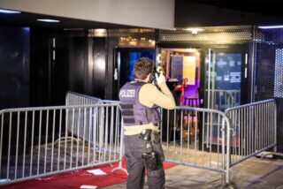 Ein Polizist fotografiert den Kassenbereich der Discothek in Essen, in der es zu einer Messerstecherei mit 5 Verletzten kam.