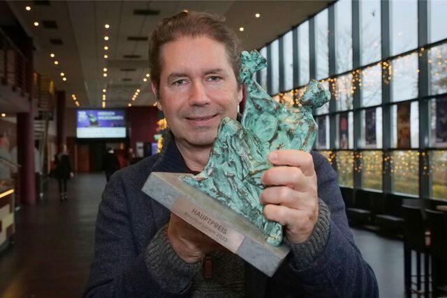 Marcel Kolvenbach mit der Lüdia. Das Publikum entschied sich für seinen Dokumentarfilm „Auf der Suche nach Fritz Kann“ als Gewinner des 32. Kinofests.