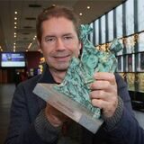 Marcel Kolvenbach mit der Lüdia. Das Publikum entschied sich für seinen Dokumentarfilm „Auf der Suche nach Fritz Kann“ als Gewinner des 32. Kinofests.