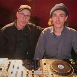 Die beiden DJs Tobias Thomas (l.) und Phillip Jondo an ihrem Arbeitsplatz im Saal 5 der Cineworld am Sonntag.