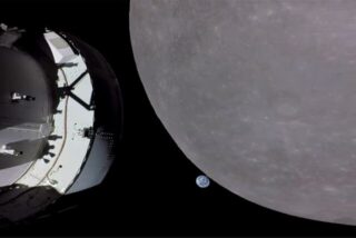 Zwischen der «Orion»-Kapsel der Nasa-Mondmission «Artemis 1» und dem Mond schwebt klein die Erde im All.