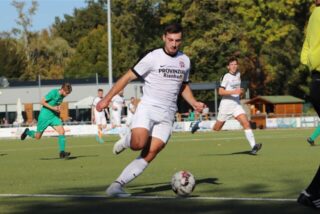 SSV Mühlhausens David Bernsdorf mit dem Ball an der Sechzehnerkante.