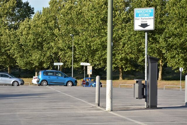 Parkplatz des Heinz-Hilpert-Theaters.
