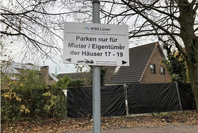Hinter diesem Bauzaun soll im Garten eine Weltkriegsbombe schlummern.