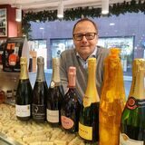 Matthias Hilgering , Händler in Dortmund, vor einer Auswahl Champagnerflaschen