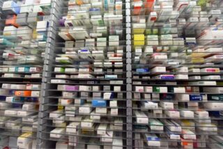 Apotheken in Deutschland beklagen immer wieder anhaltende Lieferengpässe bei einer Reihe von Medikamenten.