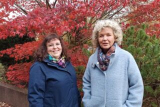 Anja Teumeuna (l.) und Annette Goebel raten pflegenden Angehörigen immer wieder, sich rechtzeitig Hilfe zu holen und auch an sich selbst zu denken.