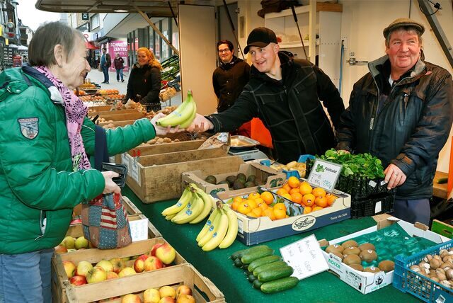 Händler und Kunden auf dem Kamener Wochenmarkt am Dienstag. Im kommenden Jahr steigen nach langer Zeit die Standgebühren.