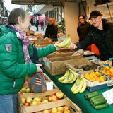 Händler und Kunden auf dem Kamener Wochenmarkt am Dienstag. Im kommenden Jahr steigen nach langer Zeit die Standgebühren.