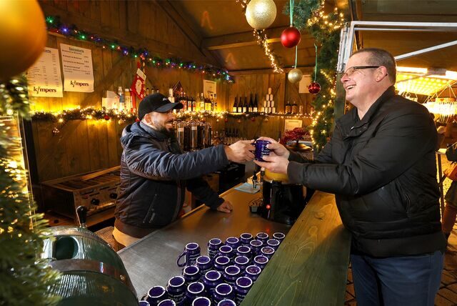 Bekim Ajeti (l.) schenkte Sascha Gailat am Dienstagabend einen Glühwein ein. Am Abend zuvor war der einzige Glühweinstand der Kamener Winterwelt aus personellen Gründen geschlossen.