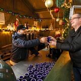 Bekim Ajeti (l.) schenkte Sascha Gailat am Dienstagabend einen Glühwein ein. Am Abend zuvor war der einzige Glühweinstand der Kamener Winterwelt aus personellen Gründen geschlossen.