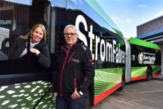 Busfahrerin Bettina Brokemper und der stellvertretende Bus-Werkstattleiter Karsten Werner mit dem ersten Elektrobus.