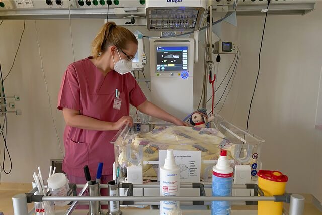 Kinderkrankenschwester Melanie Wagner schaut, wie es dem kleinen Patienten geht. Dabei geht sie sehr behutsam vor.