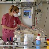 Kinderkrankenschwester Melanie Wagner schaut, wie es dem kleinen Patienten geht. Dabei geht sie sehr behutsam vor.