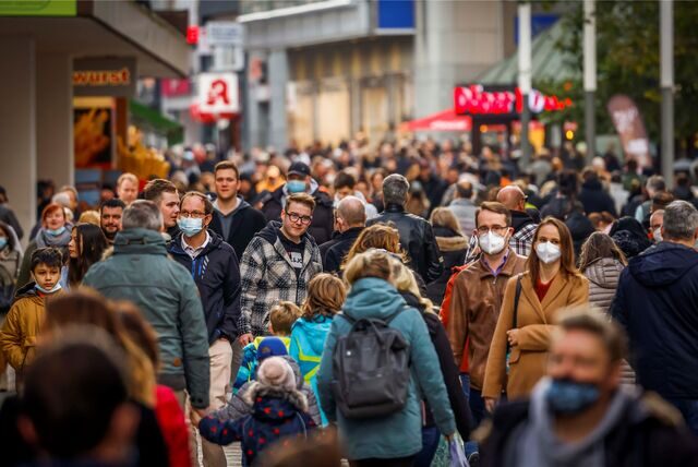 Viele Passanten laufen über den Westenhellweg in Dortmund.