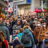 Viele Passanten laufen über den Westenhellweg in Dortmund.