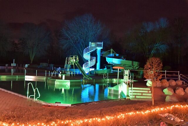 Das Freibad war weihnachtlich beleuchtet beim letzten Mal