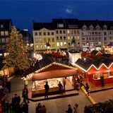 Besucher gehen über den Weihnachtsmarkt in Düsseldorf.