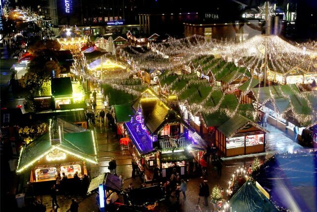 Der Weihnachtsmarkt in Essen leuchtet unter einem Lichtermeer.