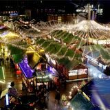 Der Weihnachtsmarkt in Essen leuchtet unter einem Lichtermeer.