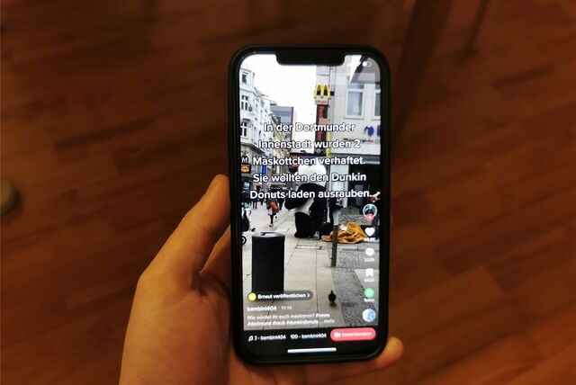 Ein Video, in dem es heißt, zwei Maskottchen hätten die Filiale einer Fast-Food-Kette in Dortmund überfallen, geht aktuell auf der Plattform Tiktok viral. Es handelt sich um ein Fake.