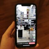 Ein Video, in dem es heißt, zwei Maskottchen hätten die Filiale einer Fast-Food-Kette in Dortmund überfallen, geht aktuell auf der Plattform Tiktok viral. Es handelt sich um ein Fake.