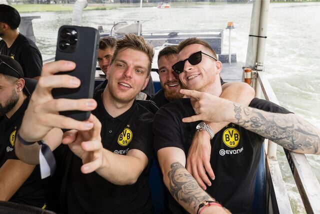 Marco Reus macht ein Selfie.