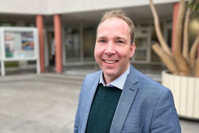 Till Knoche lächelt in die Kamera. Er ist SPD-Kandidat für die Bürgermeisterwahl 2025 in Holzwickede.