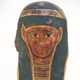 Die vergoldete Mumienmaske ist eines der Ausstellungsstücke der Ägyptenausstellung im Gustav-Lübcke-Museum. Sie ist ungefähr 2300 Jahre alt.