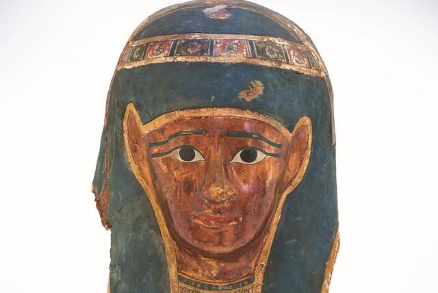 Die vergoldete Mumienmaske ist eines der Ausstellungsstücke der Ägyptenausstellung im Gustav-Lübcke-Museum. Sie ist ungefähr 2300 Jahre alt.